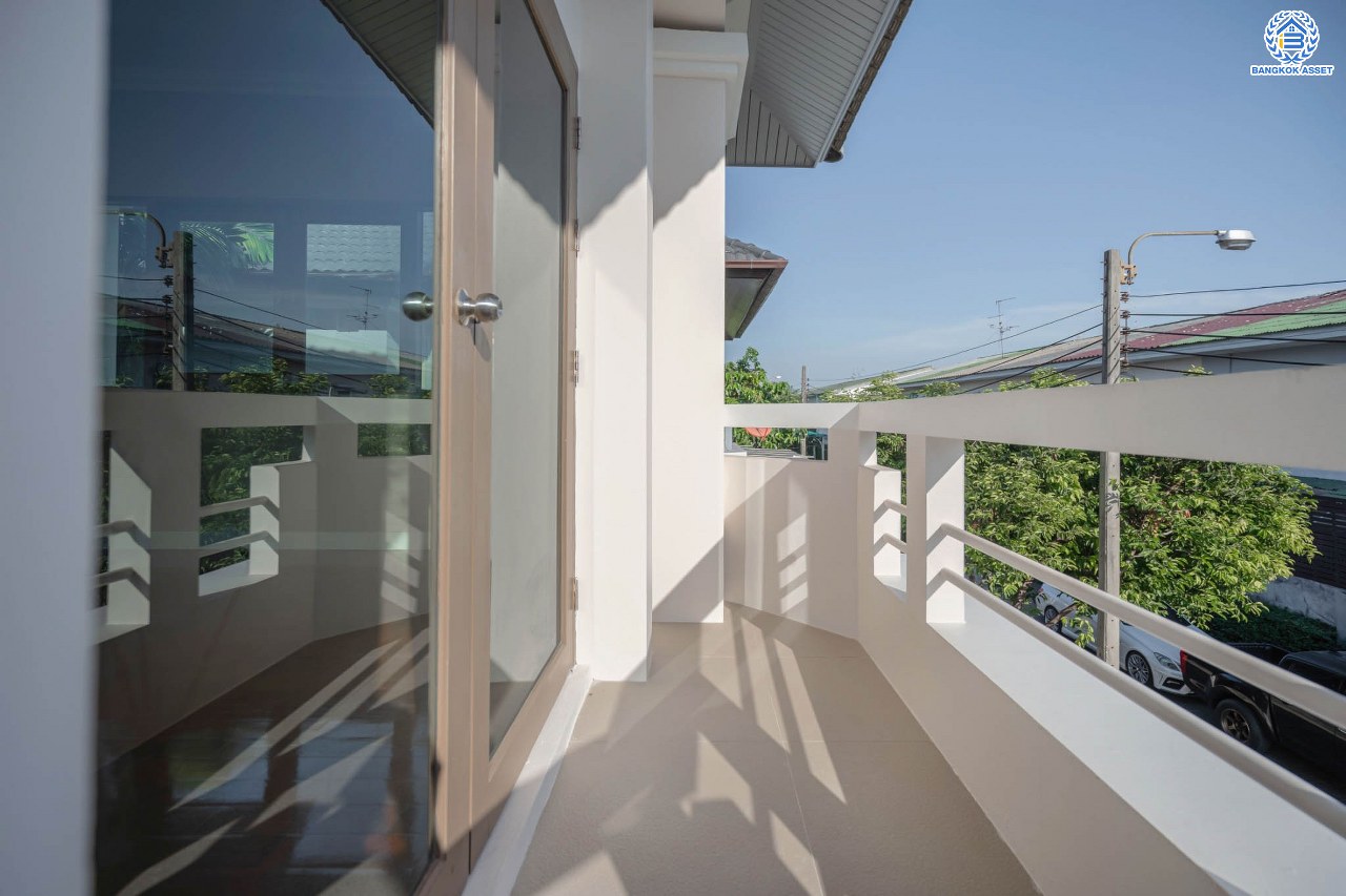 บ้านมือสองตกแต่งใหม่ ดีไซน์สวย โครงการ ซันไรซ์กรีน นวมินทร์ เนื้อที่ 75 ตร.ว. พื้นที่ใช้สอยมากถึง 338 ตร.ม. พร้อมฟังก์ชัน 4 ห้องนอน 4 ห้องน้ำ 1 ห้องแม่บ้าน จอดรถได้ 2 คัน รองรับทุกกิจกรรม บนทำเลเชื่อมต่อหลายเส้นทาง ใกล้รถไฟฟ้าสายสีชมพู "สถานีรามอินทรา" และจุดขึ้นทางด่วน "เอกมัย-รามอินทรา"